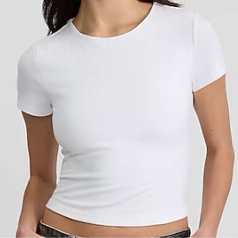BODY CONTOUR
CROPPED CREW TEE